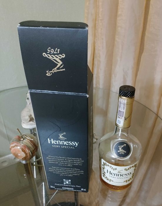 Коробка-упаковка от Hennessy с бутылкой 0,7 литра