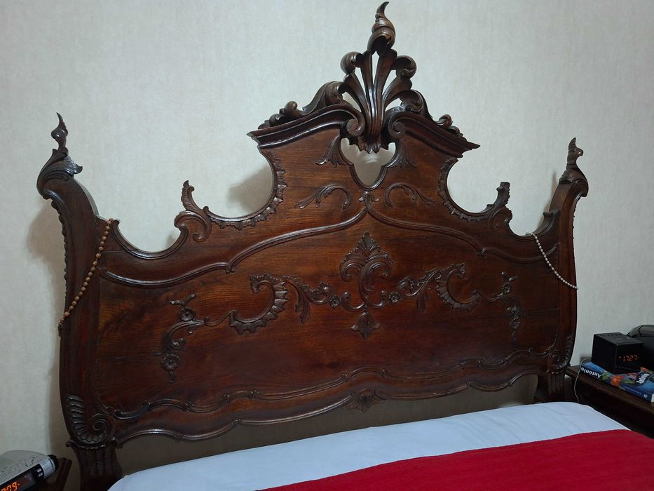 Cama casal estilo D. João V com duas mesas de cabeceira