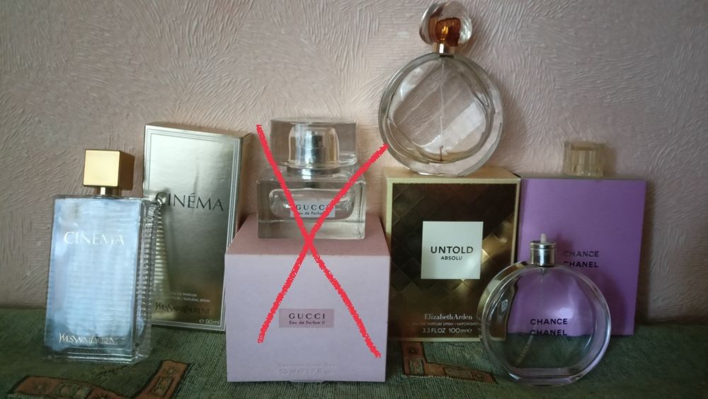 Пусті флакони від парфумів з коробками.