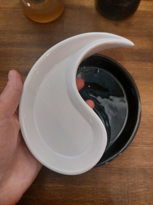 Посуд, тарілки, таця