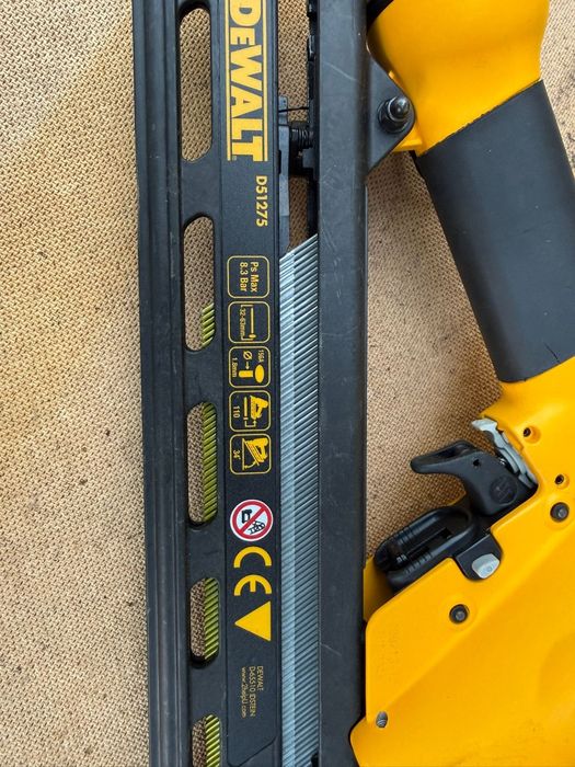 Gwoździarka Pneumatyczna DeWalt D51275