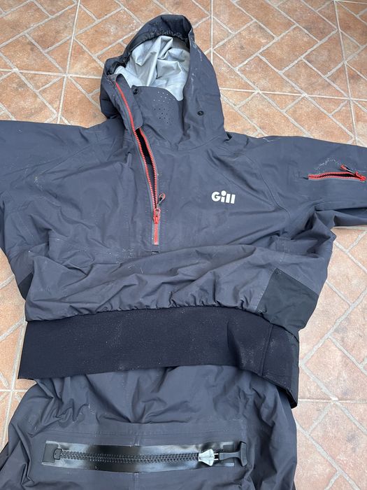 Fato para atividades aquaticas