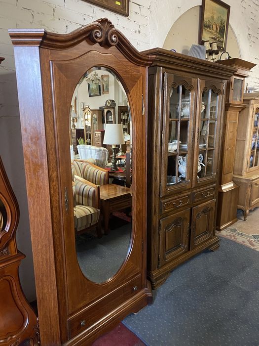 Drewniana bielona szafa- bieliźniarka