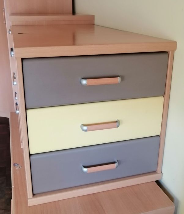 Móvel com 3 gavetas em madeira de pinho