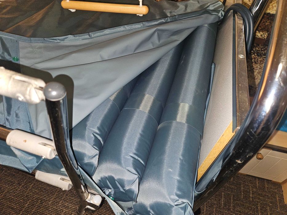 Łóżko rehabilitacyjne z materacem rurowym sterowane pilotem