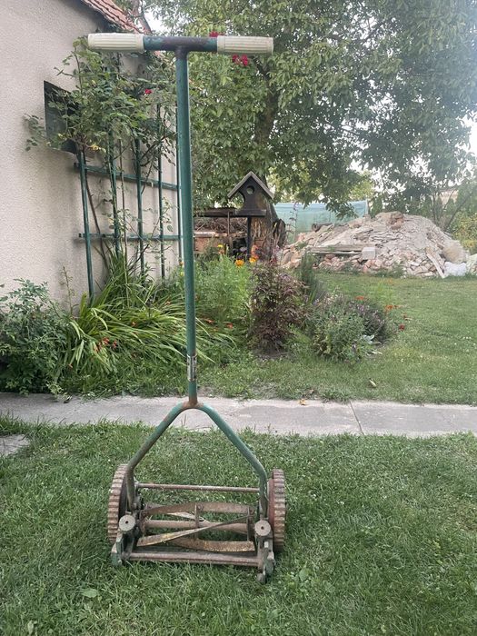 Kosiarka ręczna polecam.