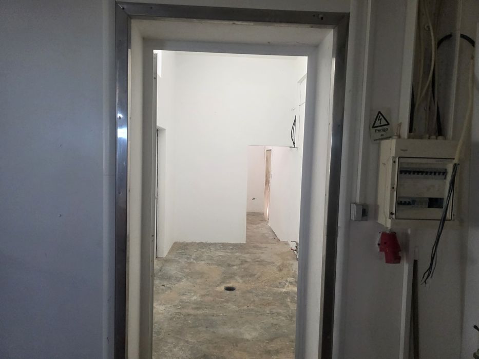 Armazem com camaras frigorifica e congelacao