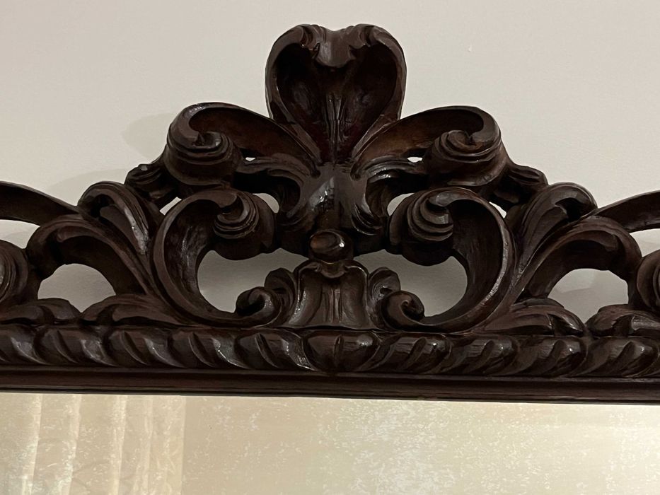 Espelho com moldura em madeira trabalhada