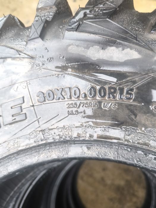 Vendo pneus 32x10r15 ou 32x10r16 ou 30x10.r15 ou 255x75r15 ou 30x10r14