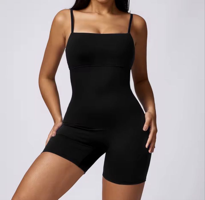 Спортивний комбінезон на тонких бретелях