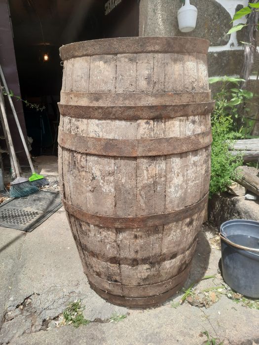 3 pipas velhas e uma selha