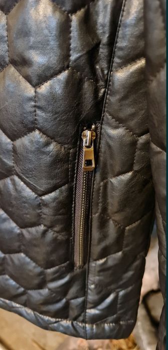 Продам фирменную, брендовую, кожаную куртку