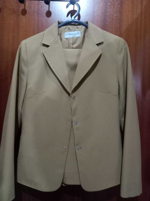 Fatos, calças e blazer