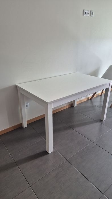 Mesa extensível IKEA LANEBERG (130/190 cm) + 2 cadeiras Nordic – 115€ negociável