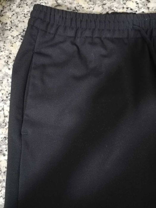 Calça preta de homem