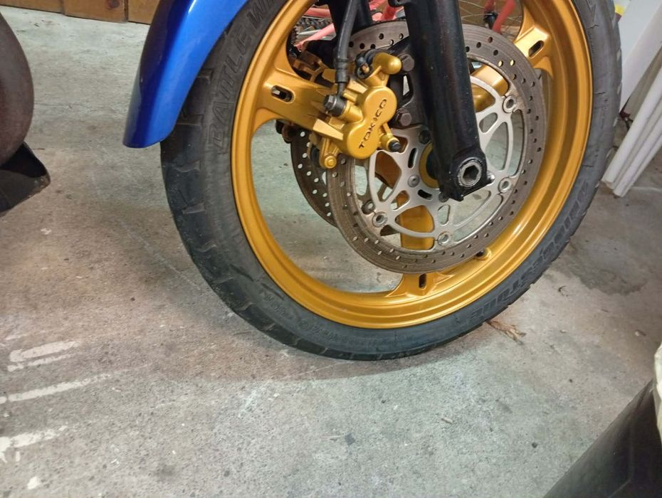 Suzuki V-Strom 1000 com 18000km.