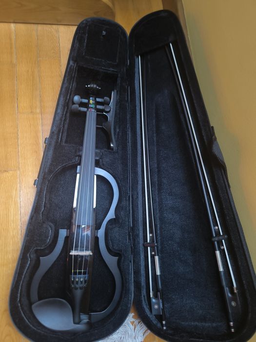 Violino Elétrico Harley Benton HBV-990BK 4/4 + Arco Hofner Carbono + Extras