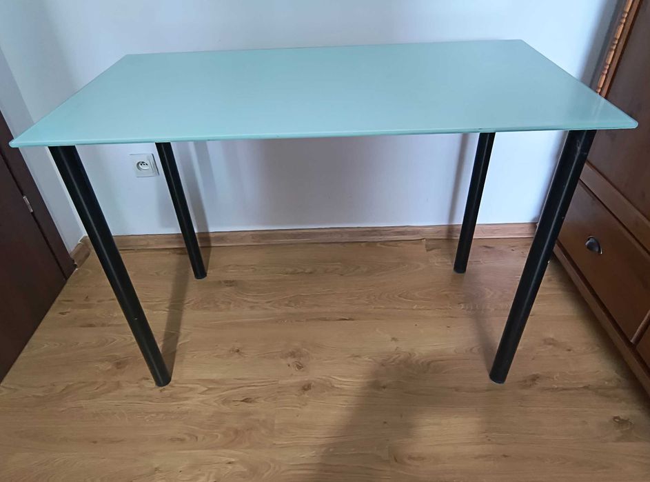 Biurko / stół / toaletka IKEA GLASHOLM z nogami IKEA ADILS w kolorze bladozielonym/miętowym