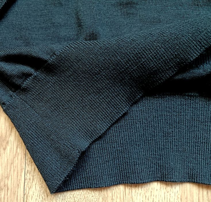 Свитер Uniqlo (100% тонкая шерсть), s