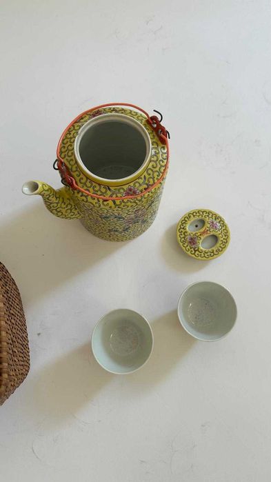 Cesta japonesa Tête a Tête almofadada com bule e 2 chávenas de chá