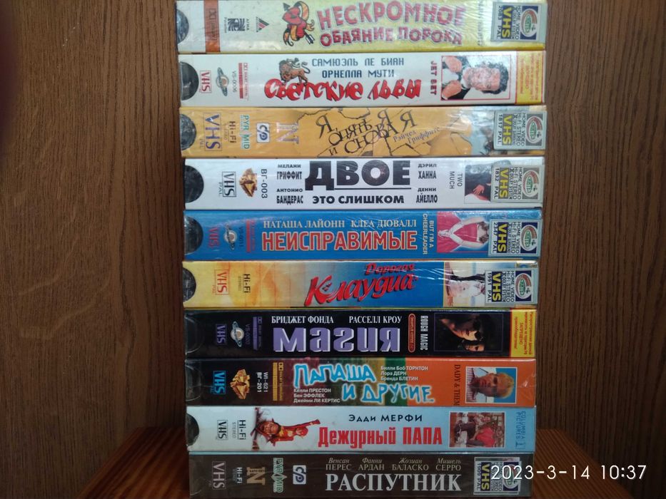 Видеокасеты с записями.