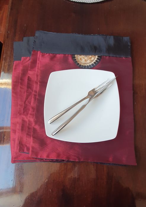 4 podkładki materiałowe,  chińskim zdobieniem.