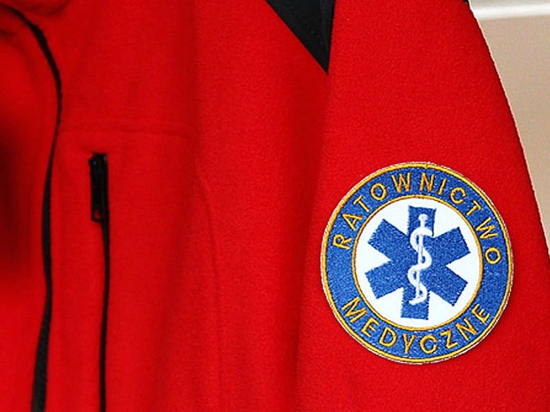 Emblemat RATOWNICTWO MEDYCZNE koło stare złoto