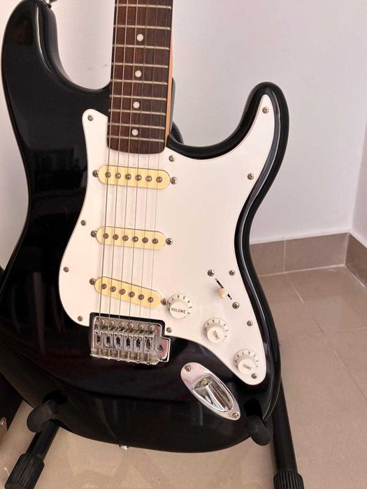 Guitarra Squier Stratocaster + Ampli Fender Frontman 10G (pack completo)