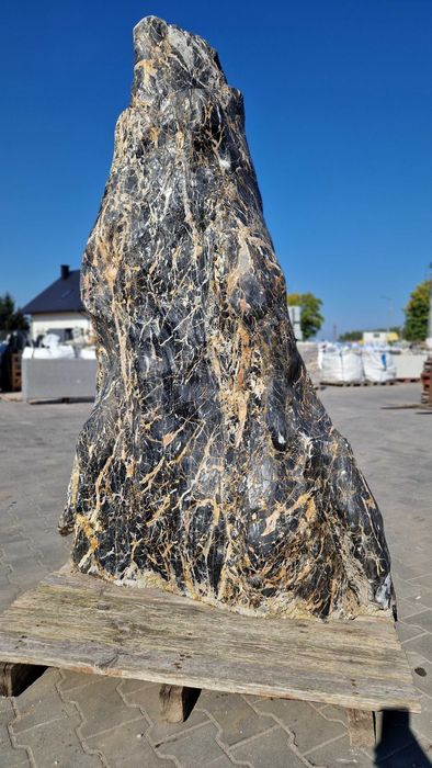 Piękna czarno-złota skała - idealny dodatek do każdego ogrodu