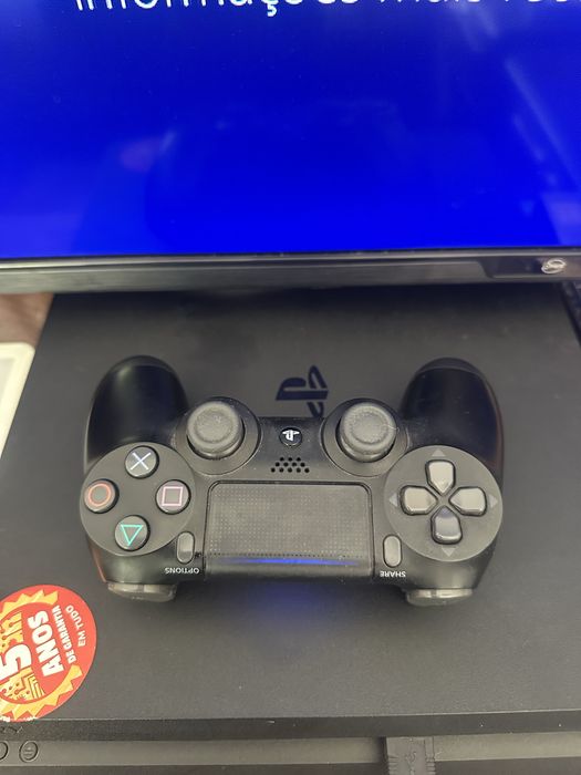 Ps4 slim 1 TB em bom estado tudo operacional com 1 comando e alguns jogos