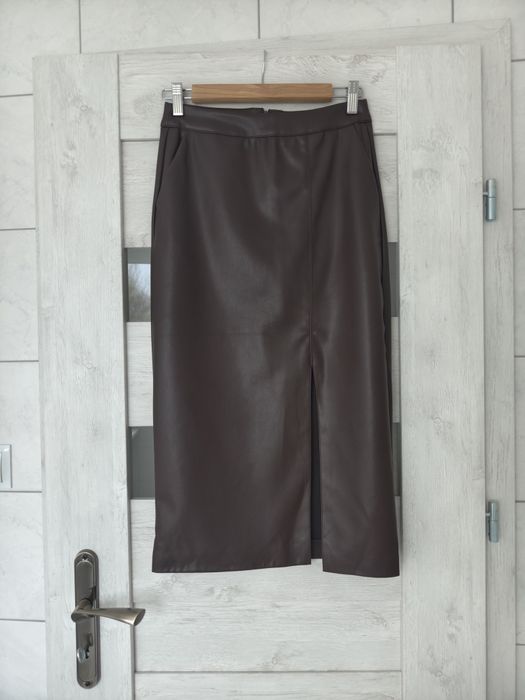 Quiet Luxury minimalistic urban czekoladowa spódnica z rozcięciem z przodu midi