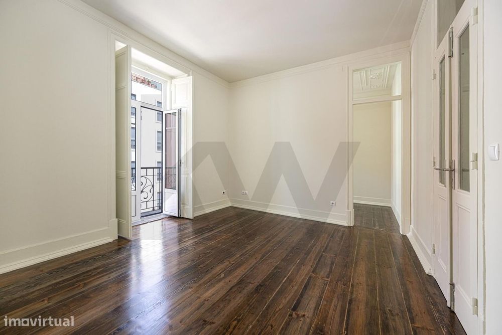 **T3+1 Apartment in Campo de Ourique – Elegance and Comfort in Lisbon**