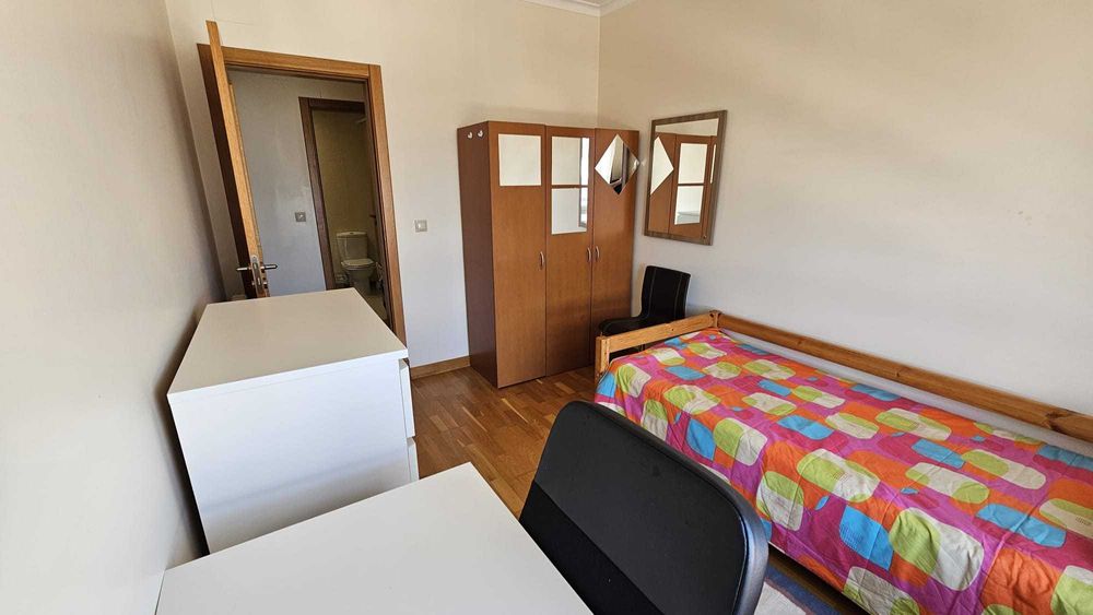 Aluga-se quarto mobilado no Parque das Nações