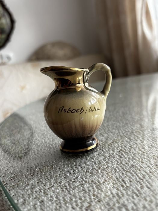 miniaturowy ceramiczny dzbanek