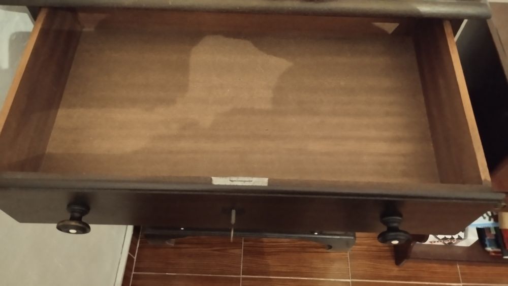 Camiseiro em madeira