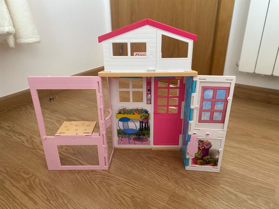 Casa da Barbie dobrável — em ótimo estado e pronta para brincar!
