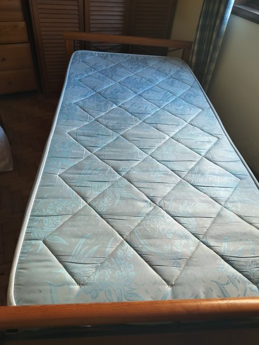Quarto de jovem  em muito  bom estado . Cama individual com gaveta , camiseiro e guarda fatos.