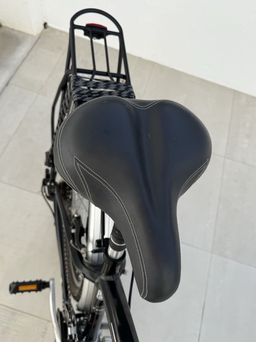2 Bicicletas, 1 senhora e 1 homem