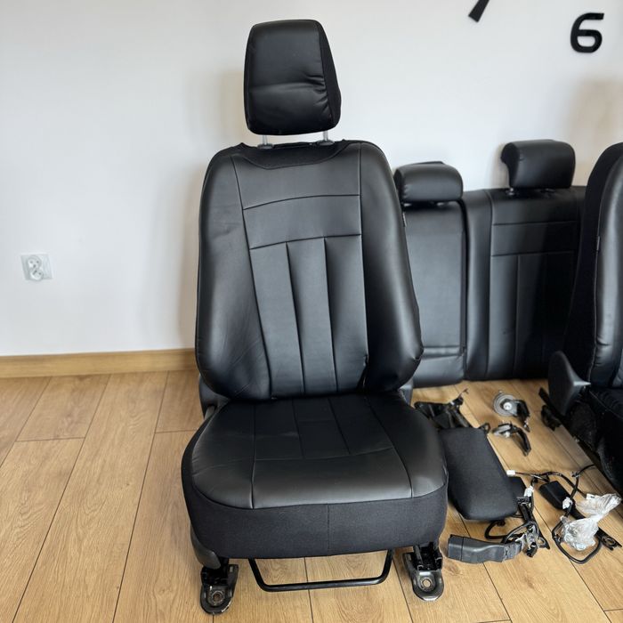 Komplet foteli Toyota Auris II combi + boczki