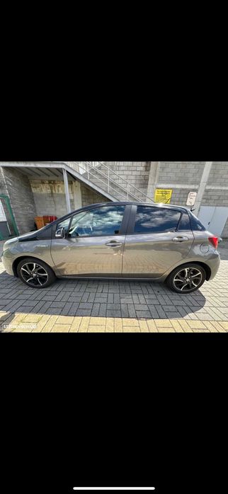 Toyota Yaris Hybrid Square Collection | Bateria híbrida NOVA com garantia até novembro de 2027