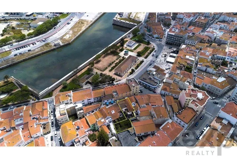 Propriedade com dois apartamentos, espaço comercial, armazem e jardim — Peniche, Leiria