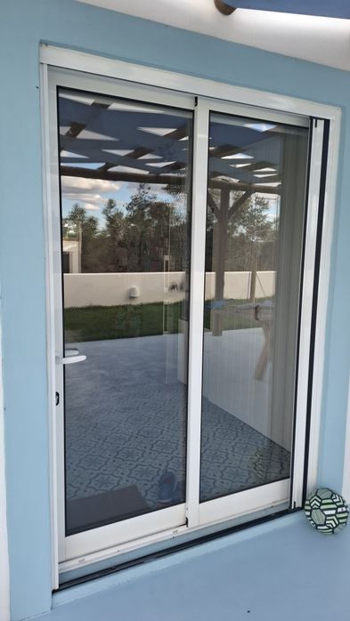 Caixilharia branca vidro duplo com 1 ano de uso