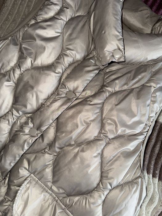 Жилетка осіння, одягала лише кілька разів. Стан майже новий.