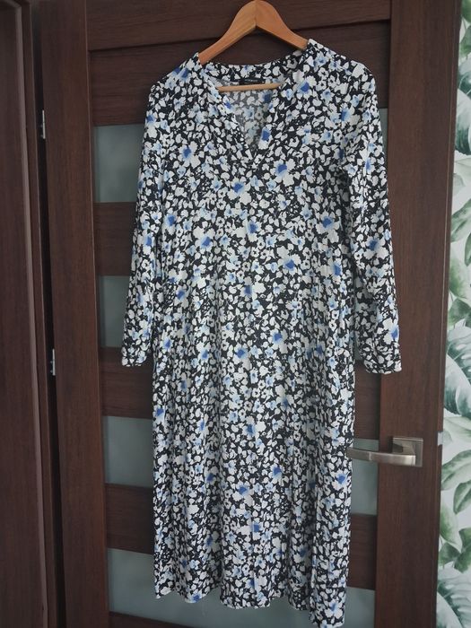 Sukienka w kwiaty Reserved M