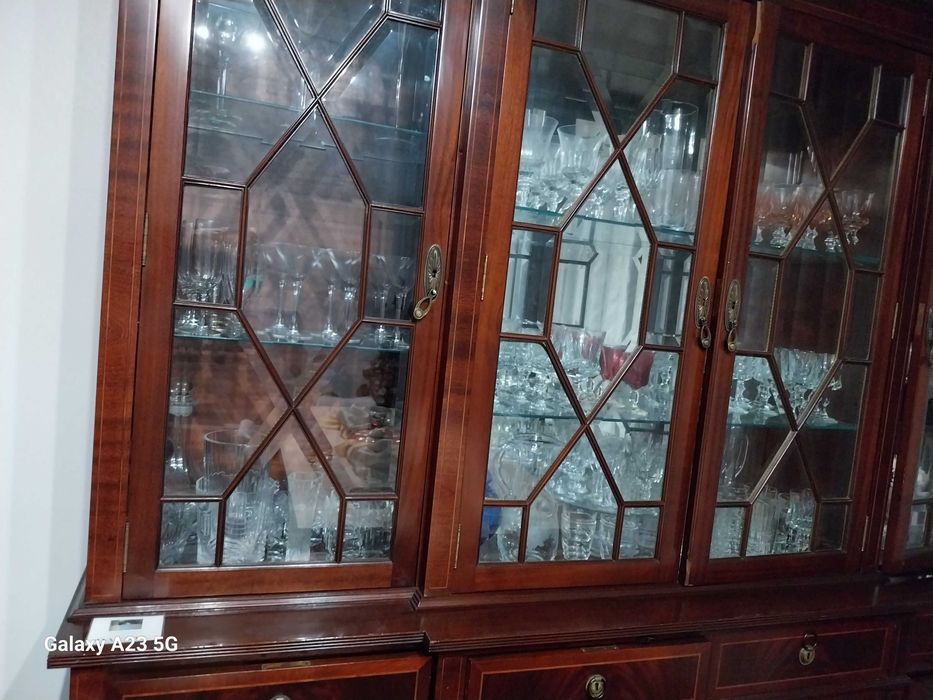 Mesa de jantar roupeiro  movel de dala e cadeira a mesa esta como nova tem cerca de um ano  de uso