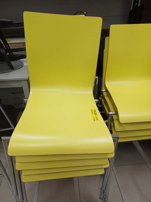 Krzesła w kolorze żółtym