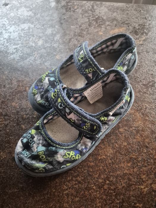 Продам взуття,  тапочки в садочок розмір 25,5