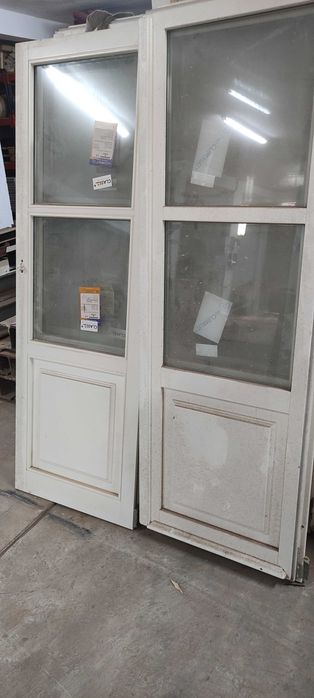 Vãos completos com bandeira e portas de madeira exterior (vidro duplo)