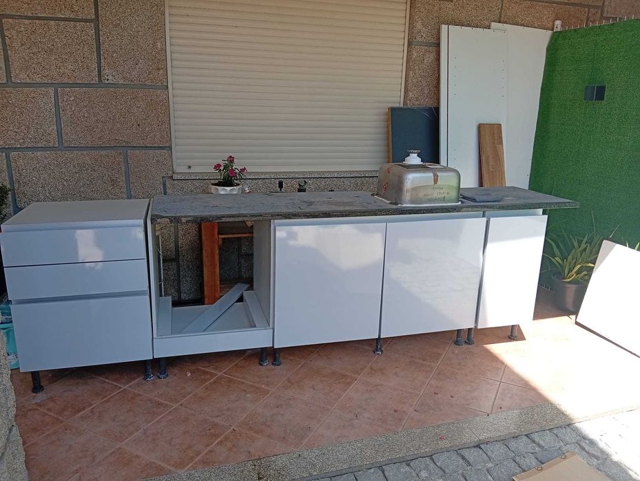 Móvel de cozinha parte de baixo  laminado com pedra granito preta  incluí banca , torneira e tubagens novas