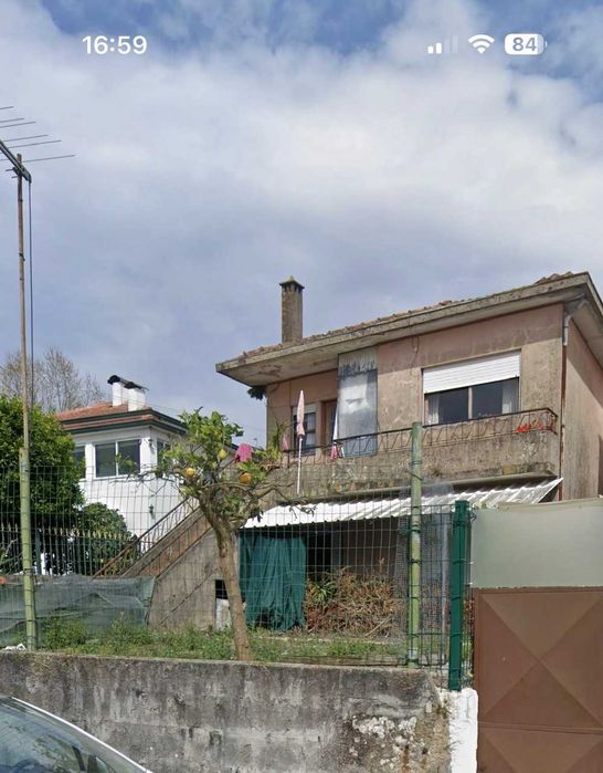 Ermesinde - Moradia de 4 frentes com terreno, em propriedade total com dois andares para restauro/investimento.
